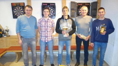 Bild: exb
Auf dem Siegerfoto versammelt sind (von links) der Vorsitzende der SpVgg, Marco Schwab, die Erstplatzierten Jannik Renner, Oliver Hauenstein und Steffen Zieger sowie der Gewinner der Trostrunde, Niklas Maul.