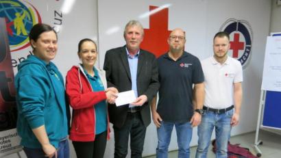 Bild: Ernst Bayer/exb
Beim Besuch der Freien Wähler gab es auch eine 250-Euro-Spende für das Jugendrotkreuz Mitterteich. Im Bild (von links) Natalie Wölfl, Leiterin der Rotkreuz-Jugendarbeit auf Kreisebene, die örtliche Jugendrotkreuz-Leiterin Ulrike Schmidt, FW-Bürgermeisterkandidat Bernhard Thoma, BRK-Bereitschaftsleiter Robert Hoyer und stellvertretender Technischer Leiter Patrick Gradl.