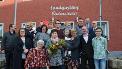 Bild: gi
Agnes Wittmann (mit Blumen) feierte im Kreise ihrer Familie und Schwester ihren 80. Geburtstag. Dazu gratulierten auch Pfarrer Josef Most und Bürgermeister Hermann Ach.