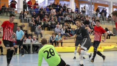 Bild: Michael Ott
Die (SG) SV Mitterteich II/SV Steinmühle qualifizierte sich als Vizemeister des Kreises Hof/Wunsiedel/Tirschenreuth für die Futsal-Bezirksmeisterschaft, die am Sonntag in Kronach ausgetragen wird. Die Szene mit Mauricio Göhlert (schwarzes Trikot) stammt aus dem Halbfinale der Kreis-Endrunde gegen den TSV Thiersheim (4:1).