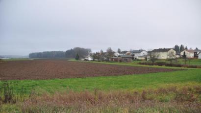 Bild: ak
Das künftige Plössener Baugebiet „Herrenweiher“ (links) wird nicht mittels einer Einbahnstraße an die Bürgermeister-Kohl-Siedlung (Hintergrund) angebunden. Die Zufahrt soll nun mittels einer Abbiegespur von der Staatsstraße erfolgen.