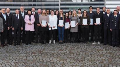 Bild: Bühner
Ablolventen, Veranstalter und Ehregäste feiern den Abschluss der Ausbildung in Tschechischer Sprache.