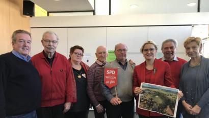 Bild: exb
Hildegard Ziegler (Dritte von rechts) informiert die SPD-Senioren über Bauen und Wohnen in Weiden.