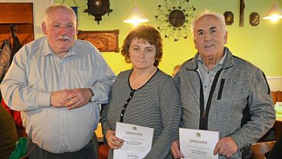 Bild: ü
Kreis- und Ortsvorsitzender Reinhold Ziegler (von links) ehrt Monika Fronhöfer und Gottfried Pohl für 40-jährige Zugehörigkeit zum Imkerverein Kirchenthumbach.