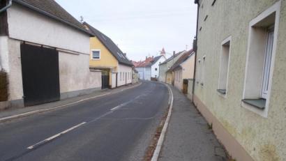 Bild: bk
Auch wenn keine Panzerkolonnen mehr durch den Markt fahren, die Lärmbelästigung der Anwohner in der Freihunger Straße durch Raser hat zugenommen. Mit Geschwindigkeitsanzeigern soll dem Einhalt geboten werden.