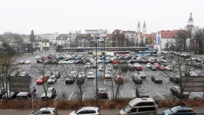 Bild: Gabi Schönberger
Ein großes Areal für eine große Behörde: OB Kurt Seggewiß könnte sich den Neubau eines Amtsgebäudes auf dem Naabwiesen-Parkplatz durchaus vorstellen.