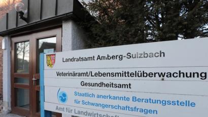 Bild: Wolfgang Steinbacher
Sicherheit geht vor: Am Landratsamt und am Veterinäramt in Amberg ist ein Sicherheitsdienst im Einsatz.