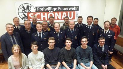 Bild: kk
Christian Stangl und Markus Betz (hinten, Vierter und Siebter von rechts) sind zu Vorsitzenden der Feuerwehr Schönau gewählt worden, als Kommandanten fungieren Marco Bittner (hinten, Fünfter von links) und Thorsten Prunhuber (hinten, Fünter von rechts). Bürgermeister Ludwig Prögler (ganz links) und die Feuerführung gratulierten ihnen und dem weiteren Vorstandsteam.