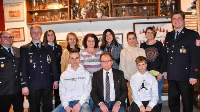 Bild: whw
Felix Götz (sitzend rechts) und Tom Rodler (sitzend links) gehören ab sofort der Jugendfeuerwehr in Dießfurt an. Dem Verein traten auch Christina Sporer (ab Zweiter von rechts), Kerstin Götz, Cornelia Holzer, Doris Schreml und Diana Rodler bei.