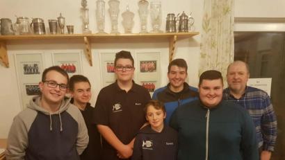 Bild: exb
Spartenleiter Albert Bauer (rechts) ist stolz auf sie: Die Jugendgruppe macht nicht nur mit sportlichen Erfolgen von sich reden, sondern stellt auch die drei jüngsten Schiedsrichter im Landkreis.