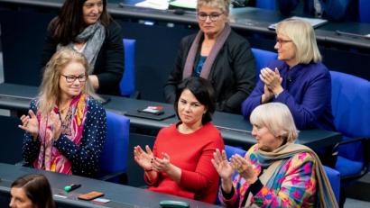 Bild: Kay Nietfeld
Zustimmung: Die Grünen-Fraktion mit Annalena Baerbock (M.) und Claudia Roth (r.) applaudieren nach der Abstimmung über neue Organspende-Regeln. Foto: Kay Nietfeld/dpa