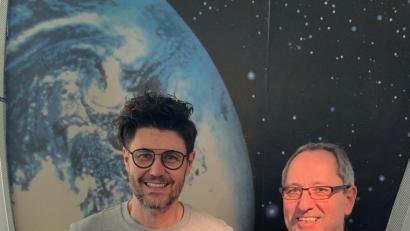 Bild: exb
Den Scheck über 3000 Euro nimmt Willibald Meier (rechts) vom Kinderheim Kallmünz von Daniel Weber entgegen.