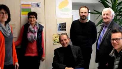 Bild: le
Von links: Vorsitzende Marika Mauerer, Amtsfrau Alexandra Stetzuhn, Leitender Baudirektor Manfred Ahles, Baudirektor Albert Dischinger, Berater Fred Lehner und Architekt Uwe Reil.