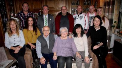 Bild: wro
Die Familie ließ Renate Bartos (vorne in der Bildmitte) hochleben. Erster Gratulant war Ehemann Siegward (links neben der Jubilarin). Auch Bürgermeister Toni Dutz (stehend, Zweiter von links) reihte sich in die Schar der Gratulanten ein.
