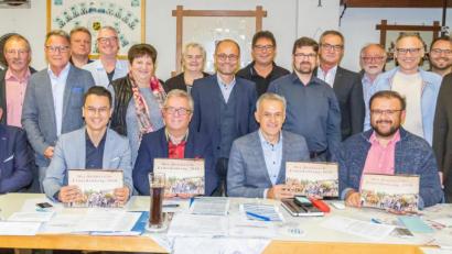 Bild: exb
Die Kreisräte von CSU und „Zukunft Landkreis Tirschenreuth“ rund um Fraktionsvorsitzenden Toni Dutz (vorne, Mitte) und Landratskandidat Roland Grillmeier (rechts daneben) ließen sich von Bürgermeister Josef Etterer (vorne links) und CSU-Ortsvorsitzendem Hans Walter (vorne rechts) die Aktionen der Gemeinde erläutern.