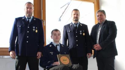 Bild: exb
Bürgermeister Hans Gradl überreichte dem scheidenden zweiten Kommandanten Raffael Bojer ein Gemeindewappen. Unser Bild zeigt von links den neuen zweiten Kommandanten Markus Kraus, seinen Vorgänger Raffael Bojer, Kommandant Manfred Bauer und Bürgermeister Hans Gradl.
