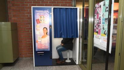 Bild: Gabi Schönberger
Nach einem Vorschlag des Bundesinnenministeriums sollen künftig Passbilder nur noch in Rathäusern geschossen werden. In Weiden gibt es einen Automaten schon seit 2012.