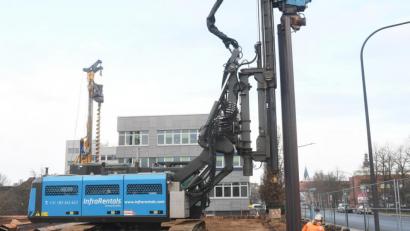 Bild: Gabi Schönberger
Gerüttelt, nicht gerammt: Mit Schwingungen treibt eine Unwucht die Spundwände in den Boden. Die bis zu 14 Meter langen Stahlteile sichern die künftige Baugrube des Quartiers "Neue Naabwiesen" ab und sollen Grundwasser zurückhalten.