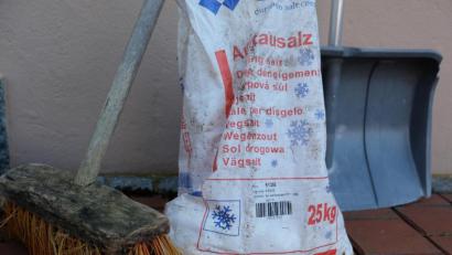 Bild: do
Das nächste Winterwetter kommt bestimmt. Dann müssen die Hauseigentümer selbst Hand anlegen, um ihren Verpflichtungen nachzukommen. Eine Verordnung in neuer Fassung regelt die Aufgaben der Anlieger von öffentlichen Straßen, Wegen und Gehwegen zur Straßenreinigung und zum Winterdienst.