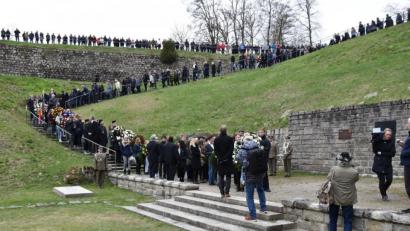 Bild: Alexander Pausch
Jugendliche aus zahlreichen Ländern und Angehörige früherer Häftlinge ziehen beim jährlichen Gedenken an die Befreiung des KZ Flossenbürg mit Kränzen zum Tal des Todes. 2020 dürfte dieser Tross länger denn je werden.
