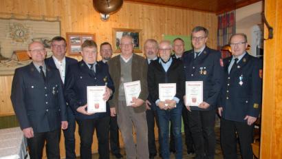 Bild: pop
Die geehrten Vereinsmitglieder (vorne von links): Karl Sperl, Ludwig Hümmer, Bernhard Meisinger, Robert Holler mit Vorsitzendem Christian Singer, Bürgermeister Peter Braun, Kommandant Rudi Werner, Kreisbrandrat Fredi Weiß, Kreisbrandmeister Jürgen Ehrnsberger und Kreisbrandinspektor Hubert Blödt (von links).