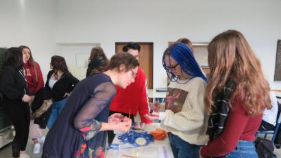 Bild: jzk
Annabell Schuster (links) von der Berufsfachschule für Medizinisch-Technische Laboratoriumsassistenten in Bayreuth stellte den Neuntklässlern diesen Beruf vor.