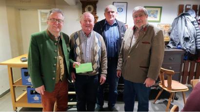 Bild: bsc
Der Kreisverband Wohneigentum Tirschenreuth würdigte beim Neujahrs-Treffen das Engagement von Verantwortlichen für die Siedlergemeinschaften. Kreisvorsitzender Otmar Zeitler und sein Stellvertreter Fritz Bergmann (von rechts), überreichten für Organisation, Planung und Durchführung von Reisen und Fahrten an Toni Dutz und Gerhard Strobl kleine Präsente.