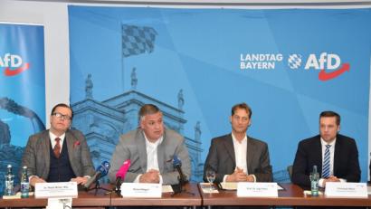 Bild: Würth, Wolfgang
Nur Männer auf dem Podium: Ralph Müller (von links), Roland Magerl, Fraktionsvorsitzender Ingo Hahn und Christoph Hahn. Hahns Sprecher-Kollegin Katrin Ebner-Steiner war bei dem Treffen anwesend, sei beim Pressetermin aber verhindert gewesen.