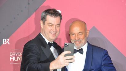 Bild: Kunz
Ministerpräsident Markus Söder macht ein Selfie mit Ehrenpreisträger Heiner Lauterbach.