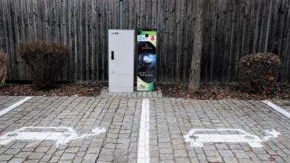 Bild: sche
Hier kann künftig Strom geladen werden: die E-Ladesäule bei der Raiffeisenbank in Freudenberg.