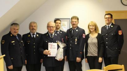 Bild: sis
Die Feuerwehr Frechetsfeld hat ein neues Ehrenmitglied. Von links Kreisbrandinspektor Hans Sperber, Kreisbrandrat Fredi Weiß, der Geehrte Helmut Kölbel, Vorsitzender Christopher Bär, Kommandant Jürgen Schmidt, Bürgermeisterin Brigitte Bachmann und Kreisbrandmeister Thorsten Jobst.