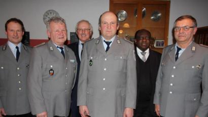 Bild: kro
Langjährige Mitglieder ehrte die Soldatenkameradschaft Griesbach bei der Jahreshauptversammlung (von links): Zweiter Vorsitzender Stefan Wurm, Ludwig Gradl, Kreisvorsitzender Ferdinand Lienerth, Franz Kraus, Dr. Charles Ifemeje und Konrad Gmeiner.