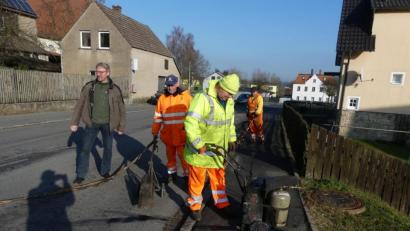 Bild: rn
Straßensanierung in Eschenbach: Nach Reinigung der Fahrbahnrisse mit der Heissluftlanze (links) werden sie mit flüssiger Bitumenmasse ausgegossen (rechts).