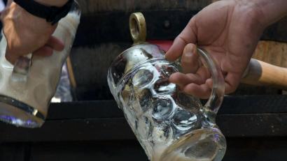 Archivbild: Petra Hartl
Für ein frisch gezapftes Bier müssen die Amberger künftig wohl etwas mehr auf die Theke legen. Einige regionale Brauereien erhöhen die Preise.