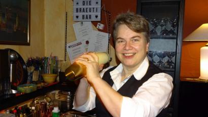 Bild: Wolfgang Houschka
Schütteln im Shaker vereinigt die einzelnen Drink-Komponenten und will gelernt sein. Für Lisa Bräutigam ist das ein Stück Berufsehre, bevor sie die Gläser füllt.