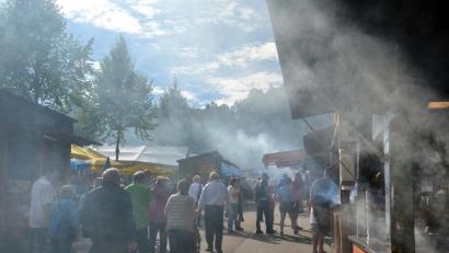 Bild: Wolfgang Steinbacher
So wie hier die Bratwürste auf dem Rost dampfen, raucht es derzeit auch mit neuen Gerüchten ums Bergfest. Sie sprechen von einer angeblichen Verkleinerung des Festplatzes wegen der geplanten Erweiterung der Bergwirtschaft mit 20 Hotelzimmern, die schließlich Parkplätze brauchen würden, so die Behauptung.