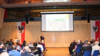 Bild: Stadt Tirschenreuth / K. Burkhard/exb
Bürgermeister Franz Stahl stellte in Bad Windsheim die Tirschenreuther Gartenschau vor.