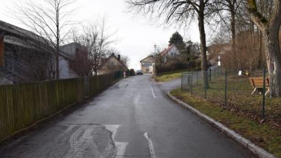 Bild: fz
Die Bergstraße gilt noch als die Straße mit dem schlechtesten Zustand in Parkstein. Eine Sanierung ist geplant.