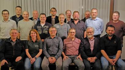Bild: twi
Der neue Vereinsausschuss wird von Vorsitzendem Markus Schwarzbauer (vorne Dritter von rechts) und seinem Stellvertreter Uwe Musshoff (hinten Zweiter von rechts) geführt. Bürgermeister Konrad Kiener (hinten Fünfter von rechts) gratulierte zur guten Vereinsarbeit.