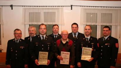 Bild: wfw
Für langjährige Mitgliedschaft im Feuerwehrverein werden Urkunden vergeben (vorn, von links): Marco Weiß, Arthur Demleitner und Christian Leißl; hinten (von links): Zweiter Kommandant Karl Hottner, Kreisbrandrat Fredi Weiß, die Vorsitzenden Tobias Lautenschlager und Konrad Bierner sowie Kommandant Michael Werner.