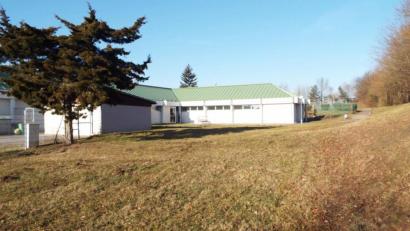 Bild: e
Hinter dem Sportzentrum soll ein Container-Jugendtreff und (im Vordergrund) eine Skate-Anlage entstehen.