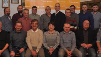 Bild: ws
Ohne Gegenstimmen wurden die Kandidaten der CFWG für die Stadtratswahl gewählt. Im Bild (hinten, von links) Rainer Wolf, Rudolf Schmid, Christian Ullrich, Günter Bauer sen., Alexander Bäumler, Konrad Schuller, Landratskandidat Ely Eibisch, Matthias Bäumler, Johann Ziegler, Michael Häring, Benjamin Sertl und Andreas Putzer sowie (vorne, von links) Anton Zant, Edgar Wettinger, Hubert Häring, Gerlinde Lode, Markus Fichtner, Herbert Seitz und Marco Frank. Es fehlt Rupert Fischer.