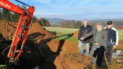 Bild: anv
Josef Deichl (zweiter Vorsitzender der Brudersdorfer Gruppe), Armin Schärtl (erster Vorsitzender) und Geschäftsführer Hans Werner erklären an der Aushubgrube des Wasserrohrbruchs bei Ranghof, dass die Rohre dringend saniert werden müssen.