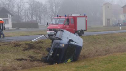 Bild: lgc
Nach dem Zusammenstoß landet der VW Crafter im Straßengraben.