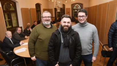 Bild: Gabi Schönberger
Bei der Verabschiedung des Haushalts sind auch die drei Bewerber um den Chefsessel im Neustädter Rathaus im Sitzungssaal. Stehend von links: Gerhard Steiner (Freie Wähler), Sebastian Dippold (SPD) und Armin Aichinger (CSU).