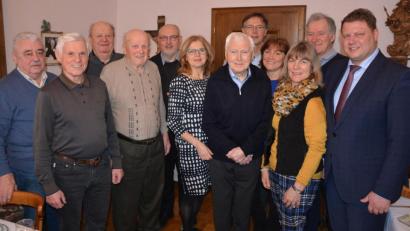 Bild: jr
Zahlreiche Glückwünsche erhielt Josef Summer zum 90. Geburtstag. Im Bild (von links) Hans Stingl, Karl Wölfl und Otto Weiß von der Angerergemeinschaft, Kurt Krämer, Stadtpfarrer Anton Witt, Tochter Helga, Jubilar Josef Summer, Sohn Martin mit Gattin Elisabeth, Rita Härtl (Pfarrei St. Jakob), TuS-Präsident Anton Bauernfeind und Zweiter Bürgermeister Stefan Grillmeier.