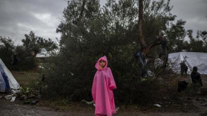 Bild: Angelos Tzortzinis
Allein unter Tausenden, untergebracht in Provisorien: Die Situation der Flüchtlingskinder in griechischen Lagern wie hier auf Lesbos verpflichtet auch Weiden zu helfen. Das meinen Oberbürgermeister Kurt Seggewiß und die Mitglieder des Runden Tisches für neues Engagement.