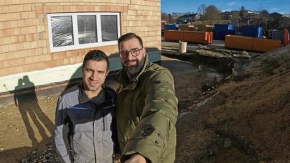 Bild: Bäuml
Selfie mit dem Chef: Kamran Goorkany (links) mit Stefan Bäuml von der gleichnamigen Baufirma. Die Maurerausbildung hat der Iraner problemlos bestanden – kein Wunder, der Mann hat ein abgeschlossenes Ingenieursstudium.