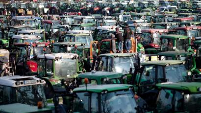 Bild: Daniel Karmann/dpa
Nach der Großdemonstration fränkischer Bauern in Nürnberg gibt es Ärger um Nazi-Banner an einzelnen Traktoren.