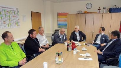 Bild: mor
Bürgermeister Edgar Knobloch (von rechts), Bundestagsabgeordneter Albert Rupprecht und die Personalräte der US-Armee Hans Danninger, Wolfgang Dagner, Siggi Bösl, Dieter Gebhardt und Tobias Lehl tauschen sich aus.